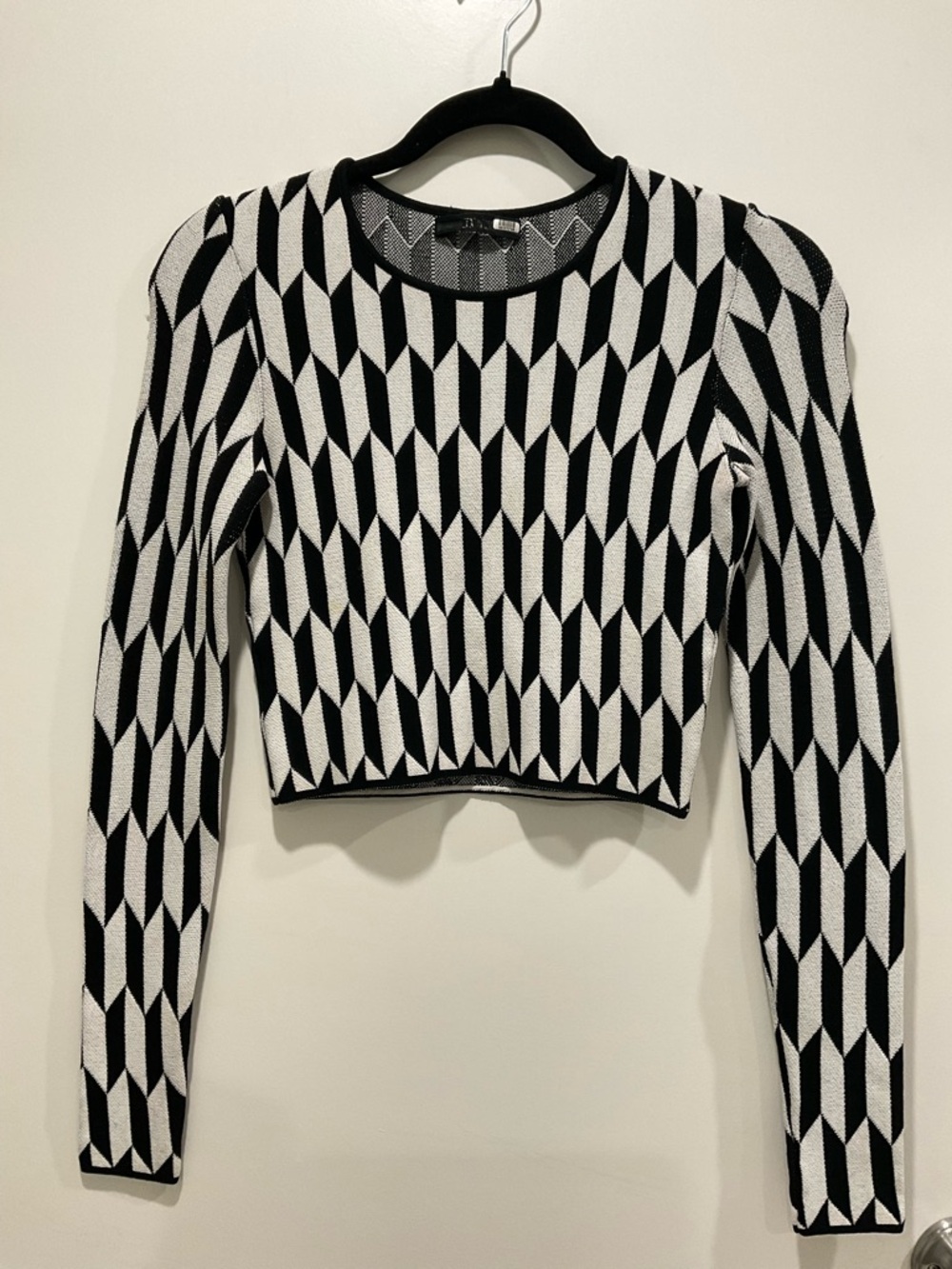 RVN Black and White Geometric Knit Long-Sleeve Crop Top